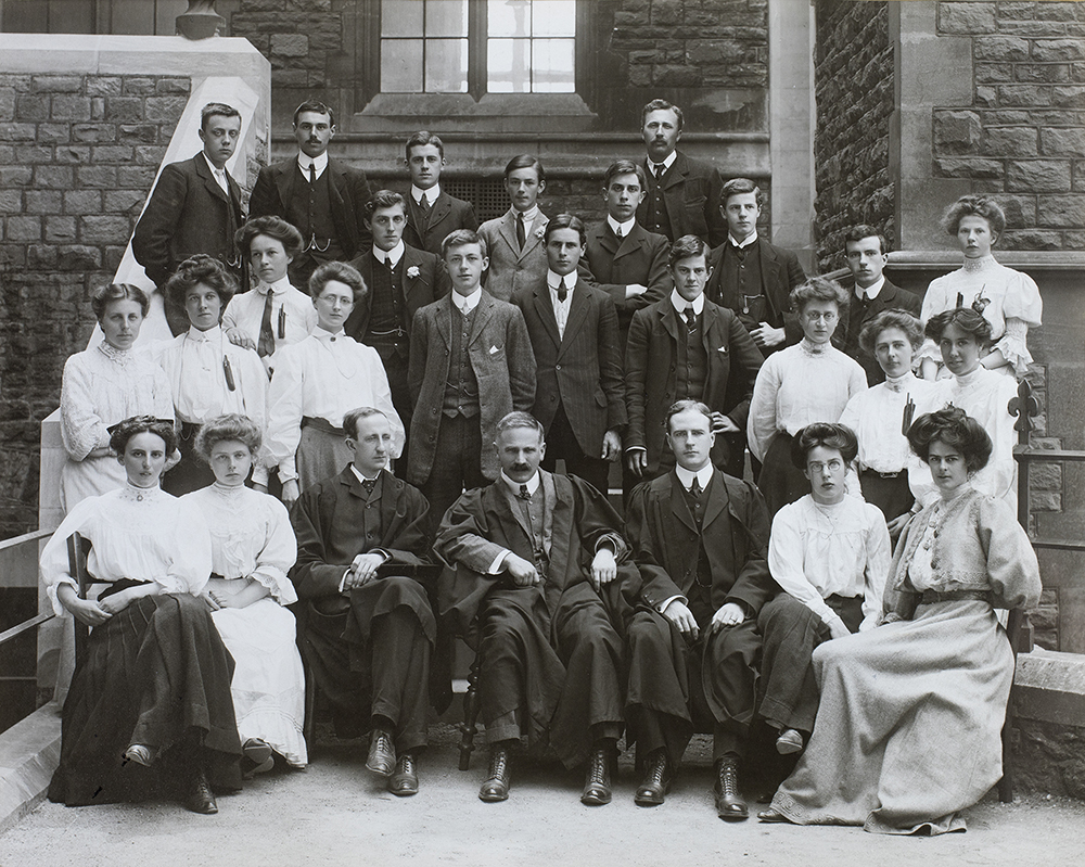 Staff and students, Chemistry Department, University College Bristol, 1907-08. DM2740.