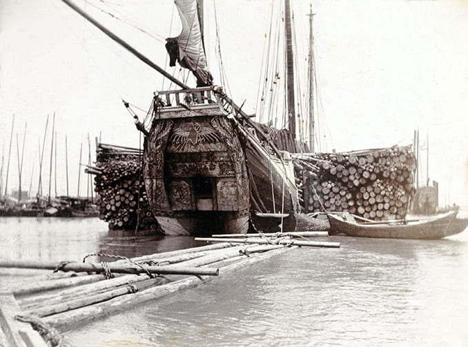 A Foochow pole junk, with a full cargo of poles, Shanghai, c.1902. Photograph by Charles Darwent. HPC ref: Da01-21.